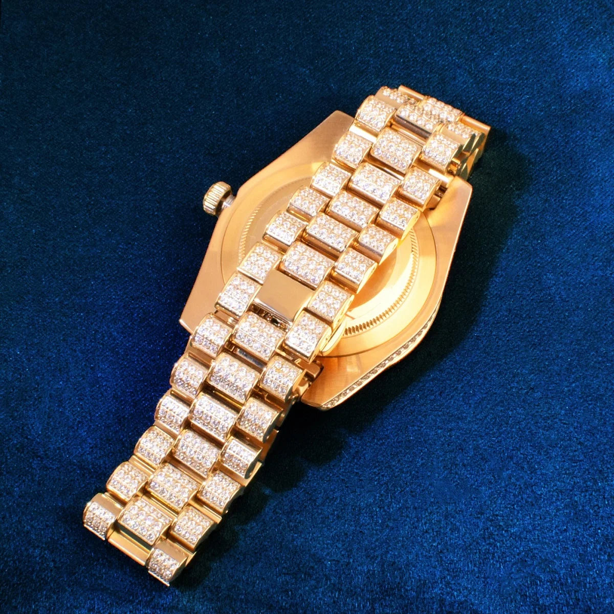 CUC WH213 Quartz Wristwatch – Stainless Steel, 5 Bar, Hardlex - Winter Seller Hub